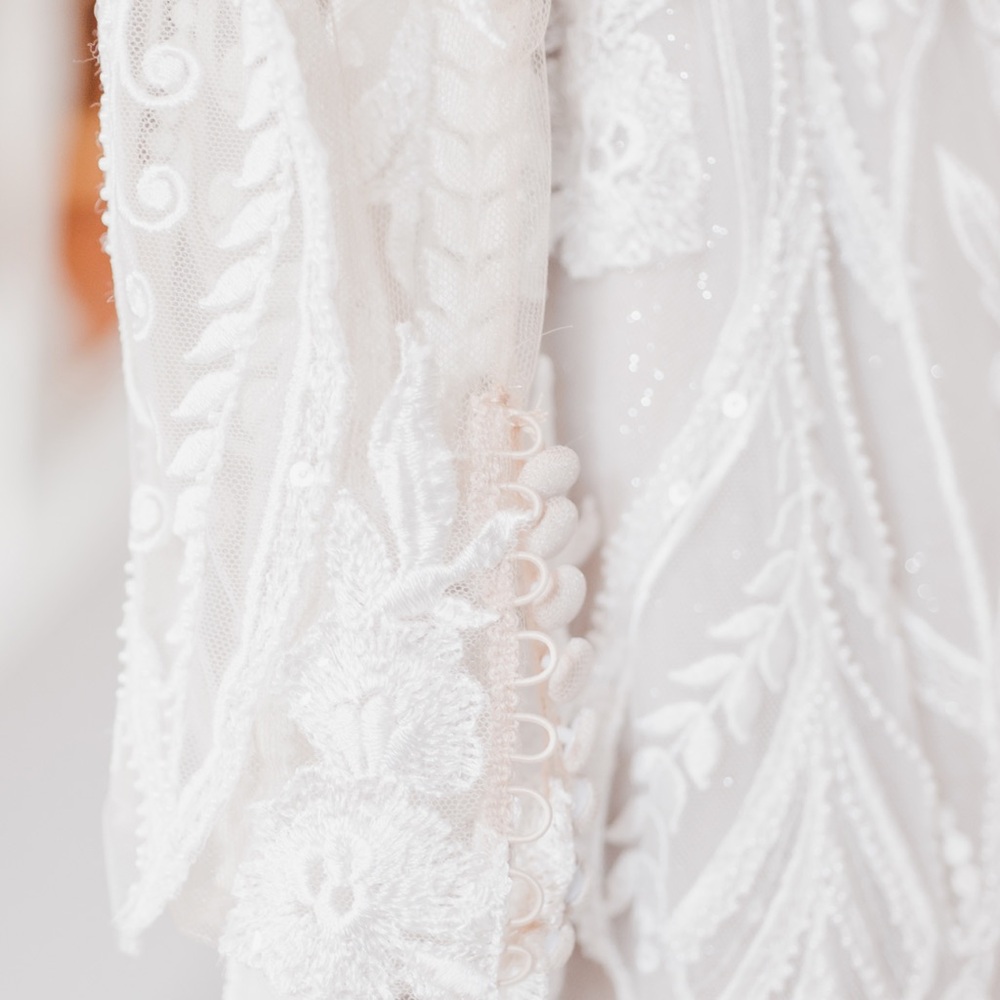 Elegant White Lace Wedding Dress - Picture 4 of 6